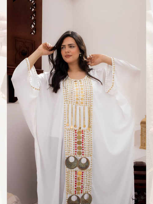 اكتشفي فخامة الكريب مع قفطان "كردان" المشغول يدوياً. تصميم فري سايز مزين بحلي معدنية تقليدية تمنحك حضوراً لافتاً في المناسبات.