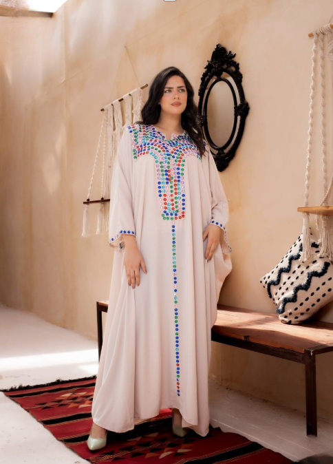 جلابية كريب نسائية فضفاضة بتطريز يدوي على الصدر والأكمام في جلسة تصوير تراثية.