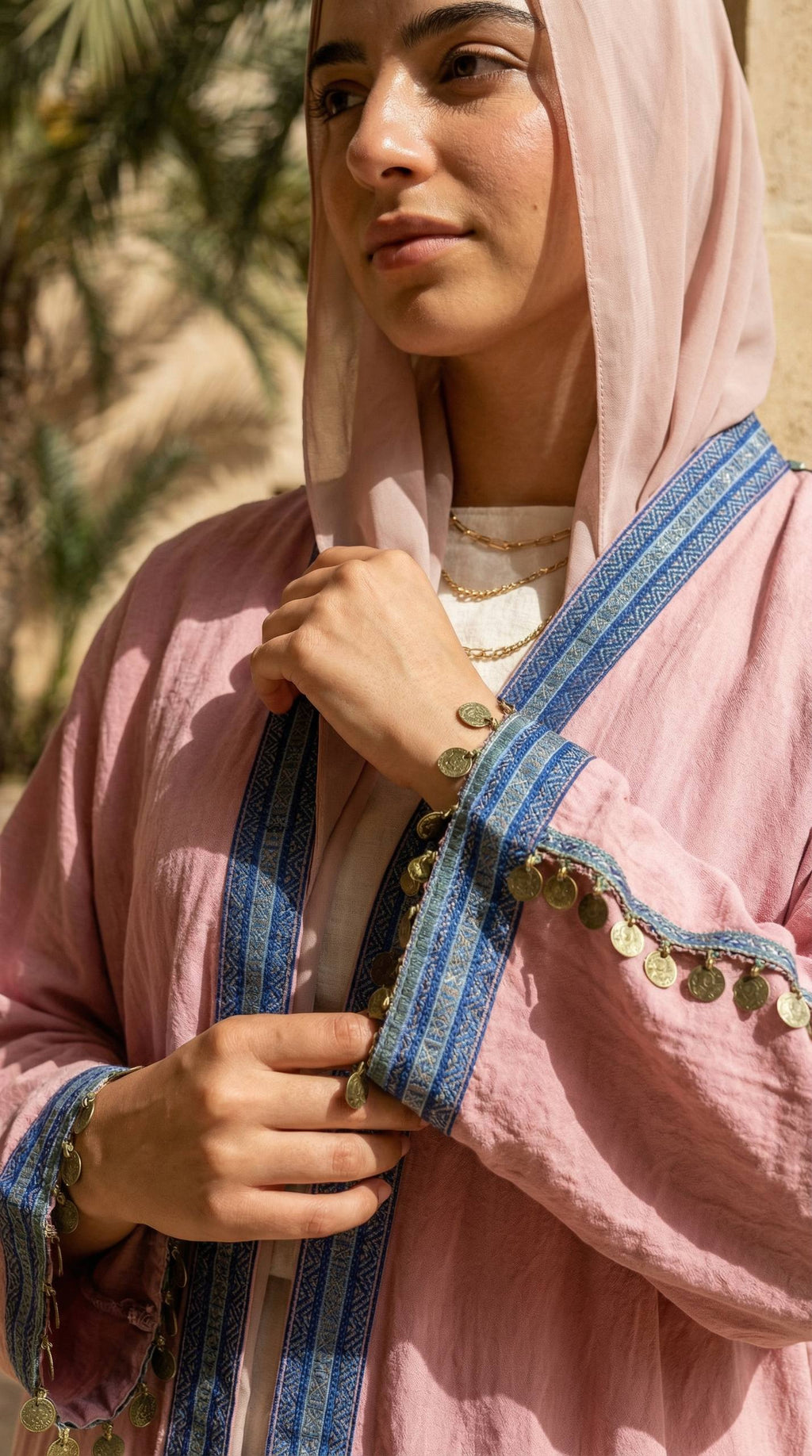 عباية كتان مطرزة