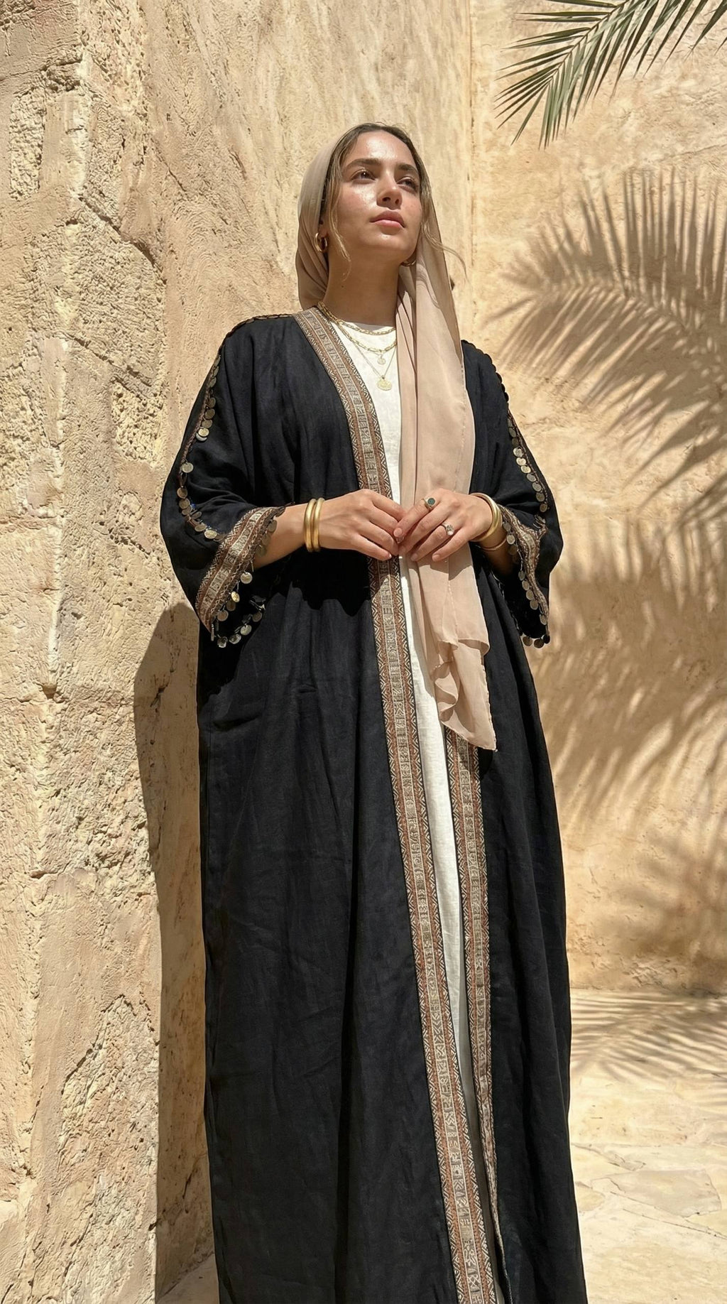 عباية كتان مطرزة