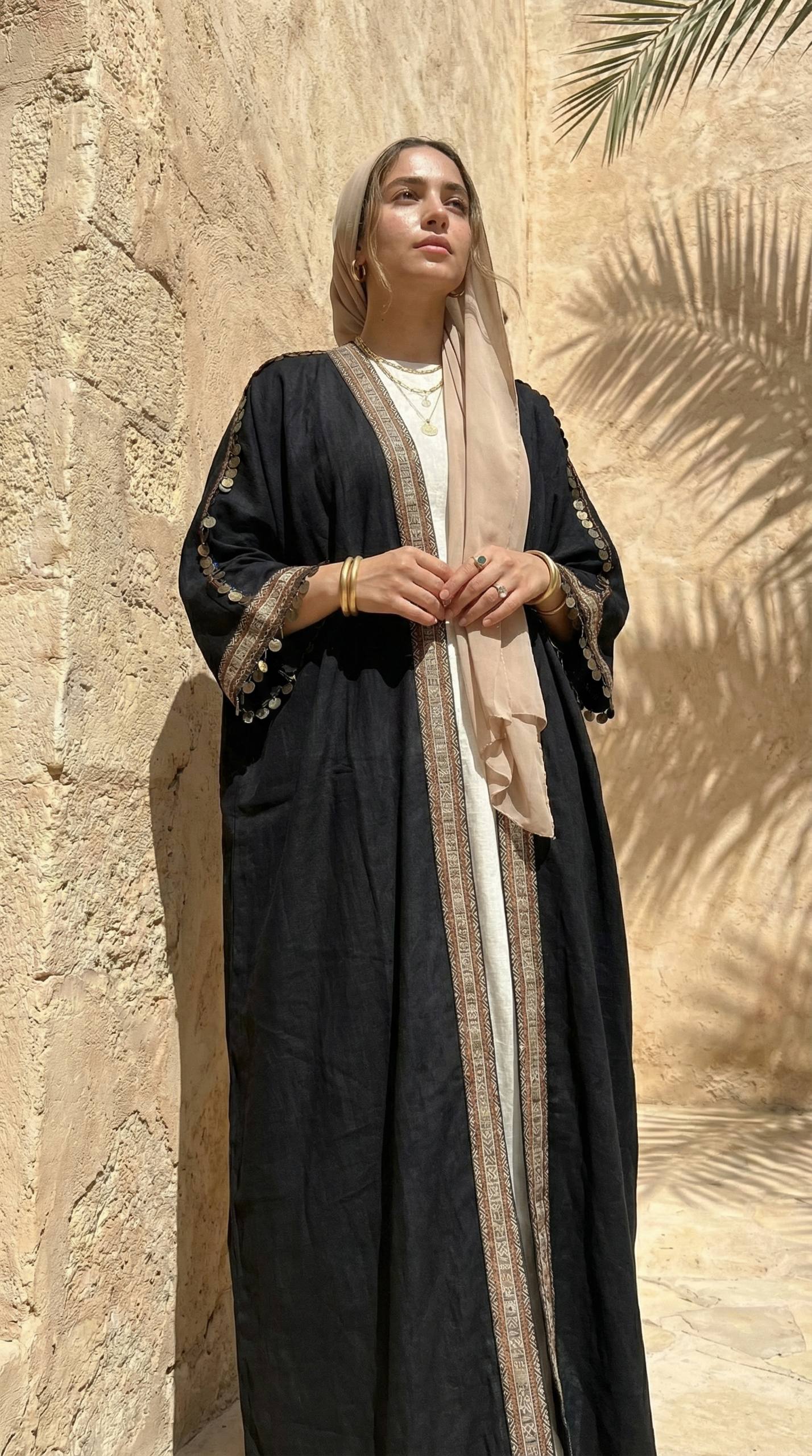عباية كتان مطرزة